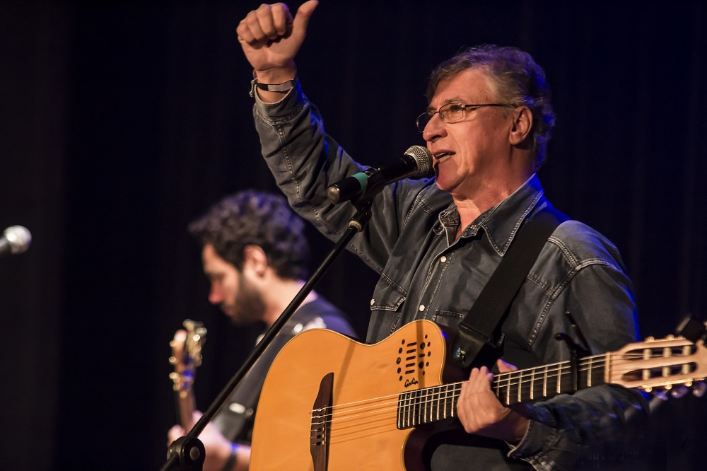 Marcos Sabino comemora 40 anos de carreira no Teatro Guarany, em Santos