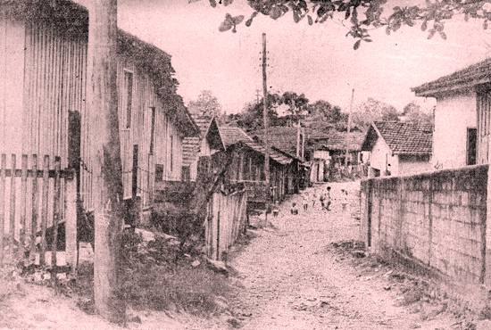 A favela criada na Areia Branca, alguns anos depois
Foto publicada em 26/8/1982 no jornal A Tribuna de Santos