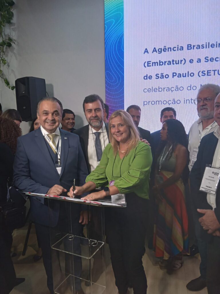 A secretária Selley ao lado do presidente da Embratur, Marcelo Freixo (ao centro), e o secretário de Estado Roberto de Lucena 
